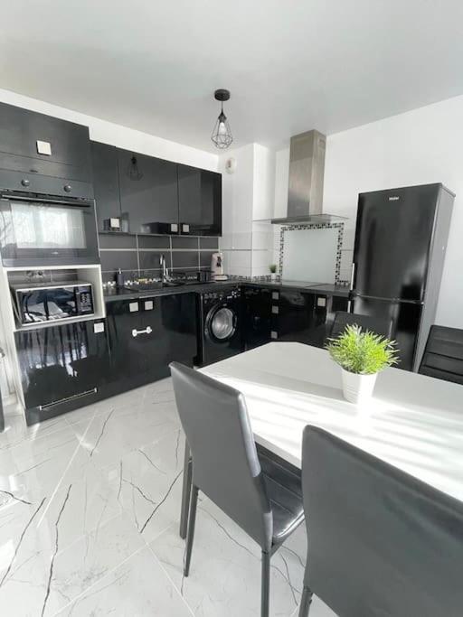 Grand F3 A 30Mn De Paris - Terrasse + Parking Prive Apartment Saint-Ouen-l'Aumone Exterior foto